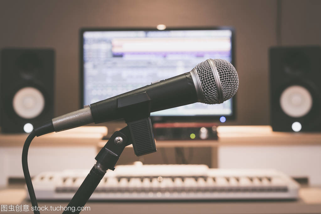 在錄音室麥克風(fēng)