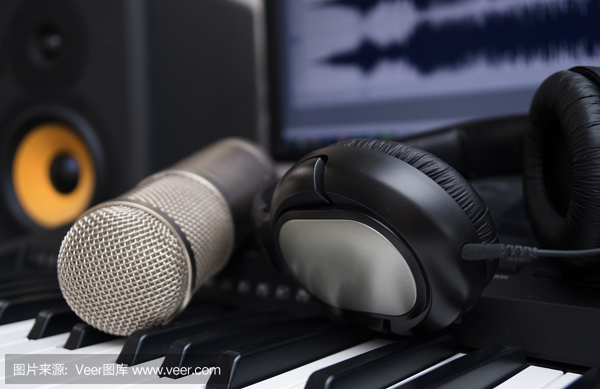 混頻器,電容麥克風和專業監視器。家庭音樂工作室的概念。