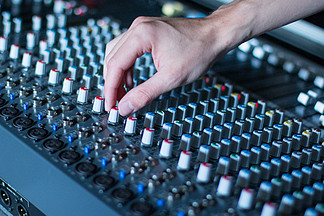 在錄音室進行專業音樂制作。音響工程師正在工作。