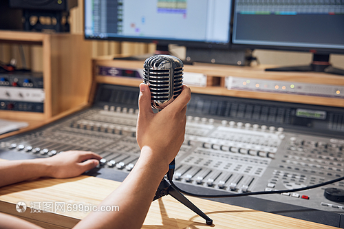 幕后之聲 錄音棚里調(diào)音師的精準藝術(shù)